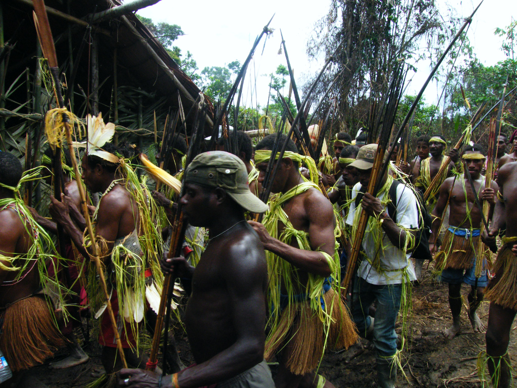 arrivée des invités avec arcs et flèches arrivée des invités avec arcs et flèches